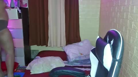 Snapshot of urwifematerial69_ chatting on January 27, 1:09 pm Bella Miles Olivia online show from January 27, 1:09 pm