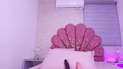 Vaiolet colls online show from February 20, 11:56 am