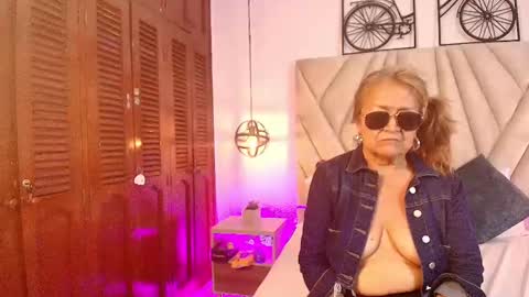 Snapshot of valentinadiazz1 chatting on March 8, 12:31 am Ana online show from March 8, 12:31 am