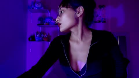 valkiry_ online show from November 14, 10:43 pm