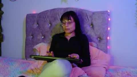 valkiry_ online show from April 13, 9:15 pm