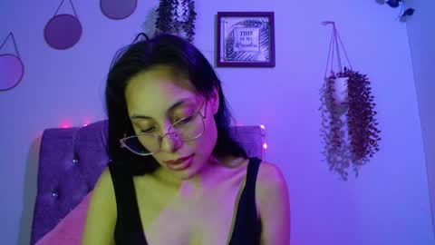 valkiry_ online show from April 4, 9:57 pm