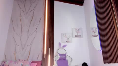 Vallolet Peach  online show from January 14, 12:10 pm