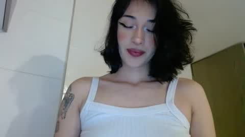 Snapshot of vanesaafoxx chatting on October 29, 5:45 am Vans online show from October 29, 5:45 am