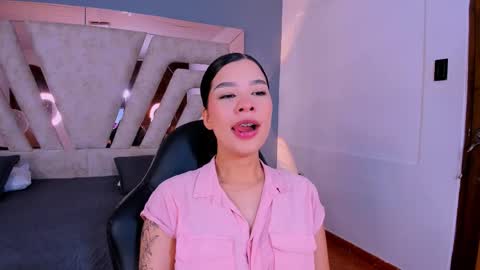 vanessaduval online show from December 19, 4:37 am