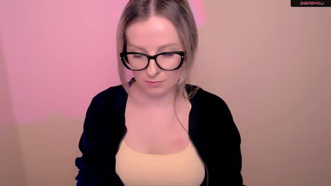 Mia online show from April 19, 6:10 pm