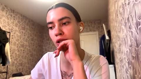 Mia online show from October 16, 9:23 am