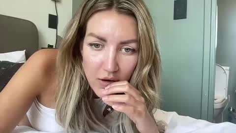 velonira online show from November 17, 9:21 am