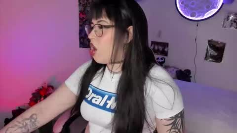 Snapshot of velvetfangs chatting on October 15, 6:05 am Dani online show from October 15, 6:05 am