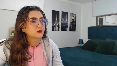 Mia online show from October 27, 12:33 pm