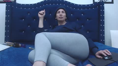 vickycute52 online show from December 15, 6:15 pm