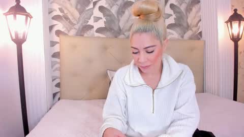 Snapshot of viktoria_davis_ chatting on January 4, 3:49 pm Viktoria online show from January 4, 3:49 pm