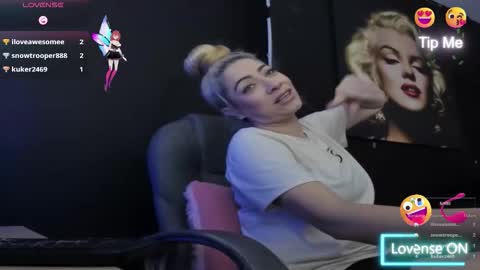 Snapshot of viktoria_davis_ chatting on November 1, 1:21 am Viktoria online show from November 1, 1:21 am