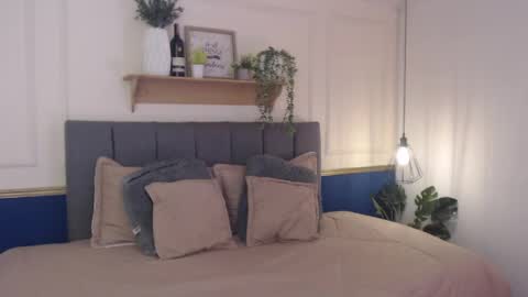 V I O L E T  online show from April 9, 2:00 pm