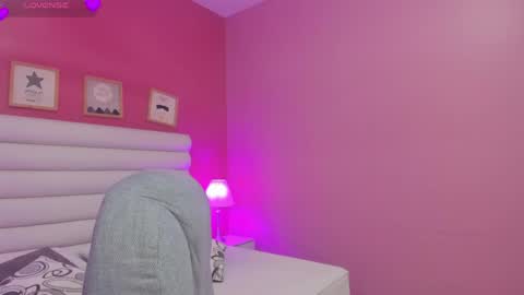 violet_sinclair online show from June 2, 11:33 am