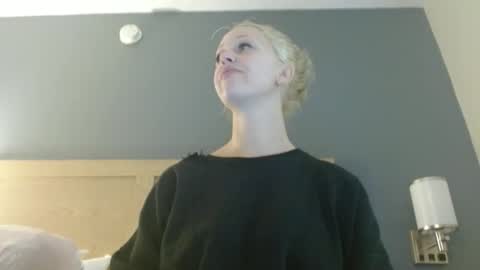 violet_winter97 online show from November 17, 4:57 am