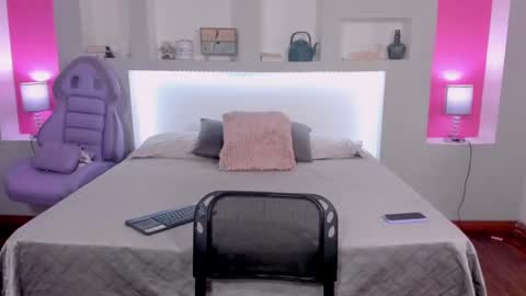 Snapshot of violettabaker1 chatting on December 9, 7:39 pm ViolettaBaker online show from December 9, 7:39 pm