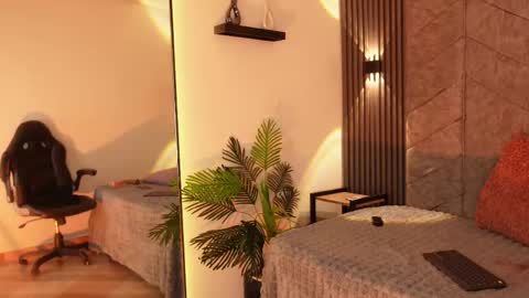 viollettebylyly online show from March 29, 1:21 pm