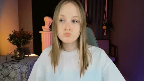 Snapshot of vivienleeigh chatting on December 25, 1:09 pm Vivien online show from December 25, 1:09 pm