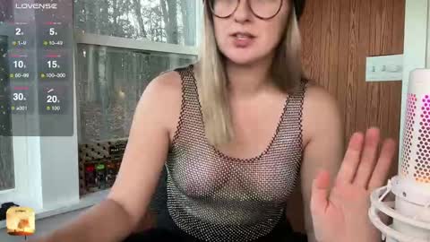 Snapshot of wanderlustjade chatting on January 1, 10:35 pm Jade online show from January 1, 10:35 pm