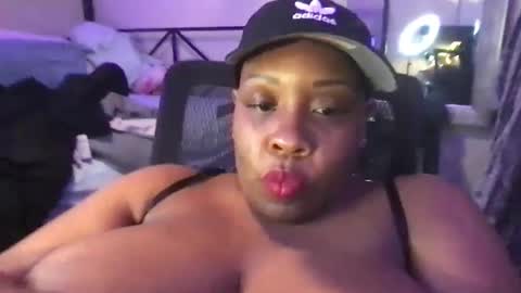 LAUREN LUSH online show from December 13, 2:21 am