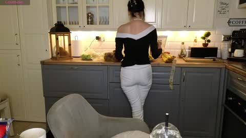 Snapshot of whats_her_name chatting on January 12, 12:44 pm Victoria Maria online show from January 12, 12:44 pm