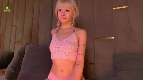 Snapshot of white_bite chatting on October 23, 4:40 am YOLANDI online show from October 23, 4:40 am