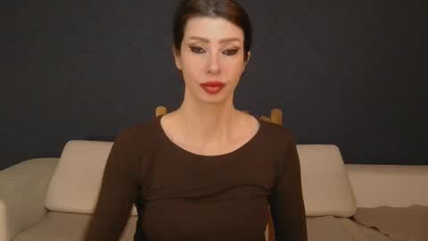 White Queen online show from November 23, 6:09 pm