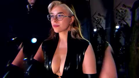 Snapshot of witch_fiona chatting on October 21, 8:13 pm Goddess of two strapons - Mr. long Don Mr. Pinky online show from October 21, 8:13 pm