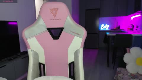 Emi online show from December 5, 4:08 pm