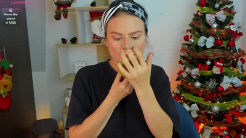 Amelie online show from December 30, 2:08 pm