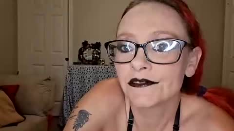 XXXQueenMandyDickenz online show from April 10, 1:11 am