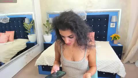 yasmine online show from December 4, 8:27 am