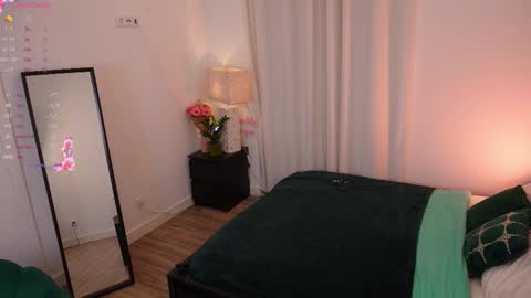 Snapshot of yess_kiki chatting on October 3, 12:43 pm Kiki online show from October 3, 12:43 pm