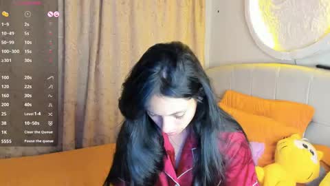 mia3 online show from May 5, 3:31 am