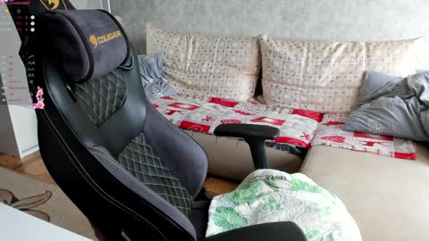 yourgirl_044 online show from April 8, 10:17 am