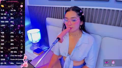 Yuyis  online show from December 6, 3:30 am