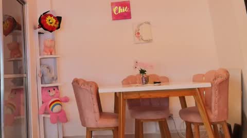 zoe_kravitx_ online show from April 17, 4:58 am