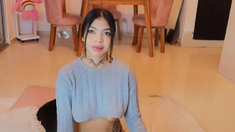 zoe_kravitx_ online show from April 18, 4:59 am