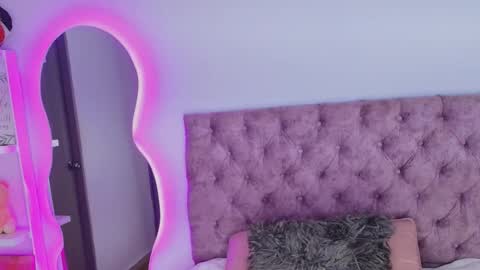 zoe_kravitx_ online show from April 8, 3:19 am