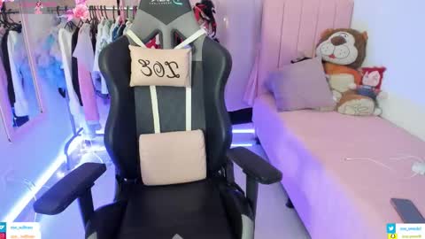 zoe_sullivan_ online show from February 7, 9:46 am