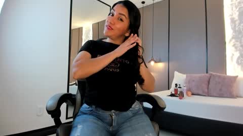 zoee_zi online show from December 4, 8:09 pm