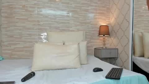 Snapshot of zoeesmitth chatting on February 17, 1:22 pm ZoeeSmitth online show from February 17, 1:22 pm