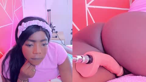 Snapshot of zoeethompson_cm chatting on February 7, 7:06 pm online show from February 7, 7:06 pm