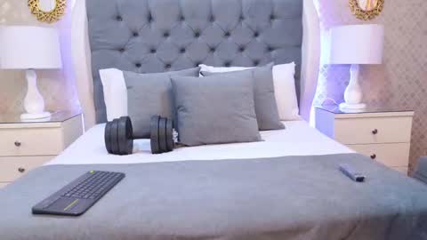 Zoe Krug online show from November 18, 12:06 pm