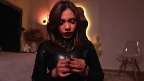 zoevidal_ online show from April 11, 12:09 pm