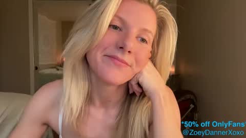 Snapshot of zoeydanner chatting on February 6, 10:32 pm Zoeydanner online show from February 6, 10:32 pm