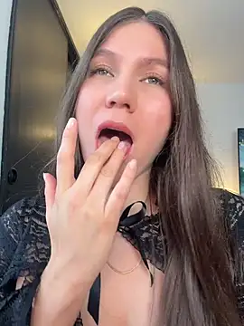 AmelieLaurent  online show from April 15, 10:10 pm