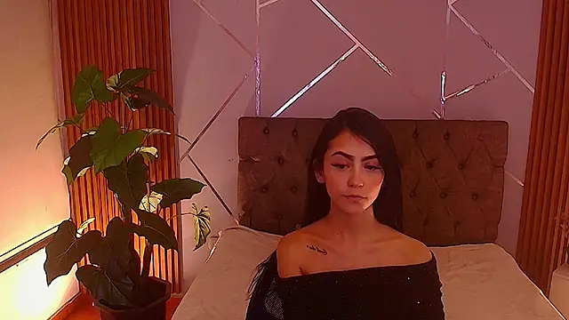 Coralinnee  online show from May 6, 5:33 am