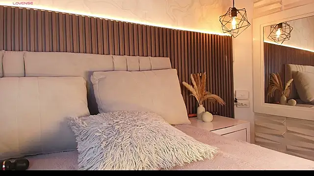 SHANONCLARK online show from December 18, 7:40 pm